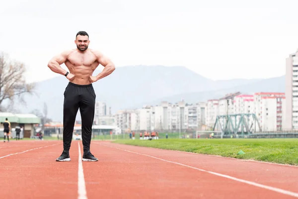 Schöner Bartträger Der Stark Steht Und Freien Posiert — Stockfoto