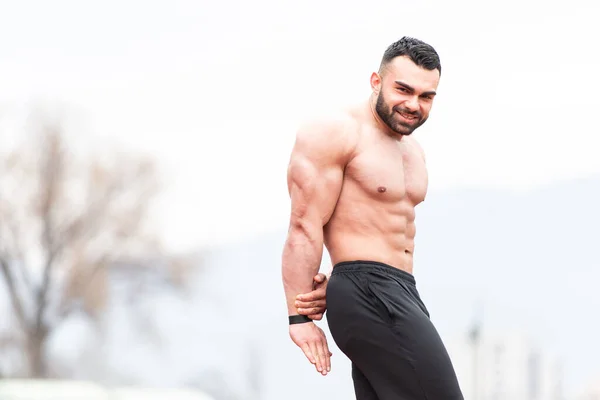 Knappe Baard Man Staan Sterk Poseren Buitenlucht — Stockfoto