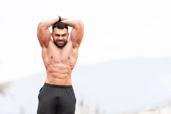 Knappe Baard Man Staan Sterk Poseren Buitenlucht — Stockfoto