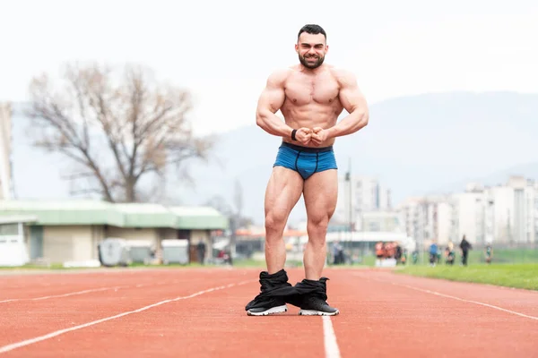 Knappe Baard Man Staan Sterk Poseren Buitenlucht — Stockfoto