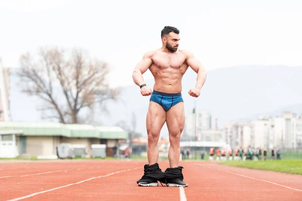 Guapo Barba Hombre Pie Fuerte Posando Aire Libre —  Fotos de Stock