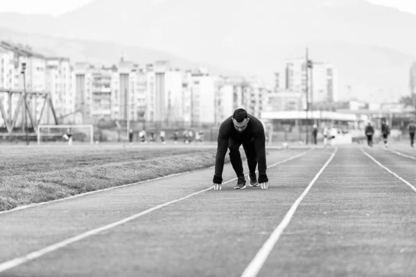 Sprinter Mann Läuft Auf Roten Gleisen Leichtathletikstadion — Stockfoto