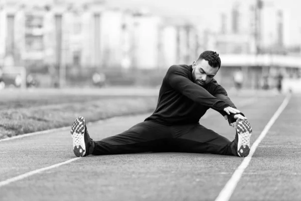 Porträt Eines Fitten Und Sportlichen Jungen Mannes Beim Stretching Park — Stockfoto