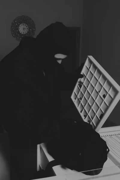 Maskeli Adam Bir Kuyumcuyu Soydu Hırsızlık Masası — Stok fotoğraf