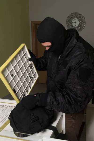 戴面具的男人抢劫珠宝店 抢劫概念 — 图库照片