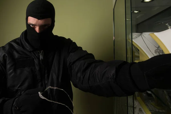 戴面具的男人抢劫珠宝店 抢劫概念 — 图库照片