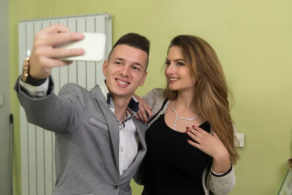 Retrato Jovem Casal Romântico Feliz Apaixonado Loja Luxo Tirando Selfies — Fotografia de Stock