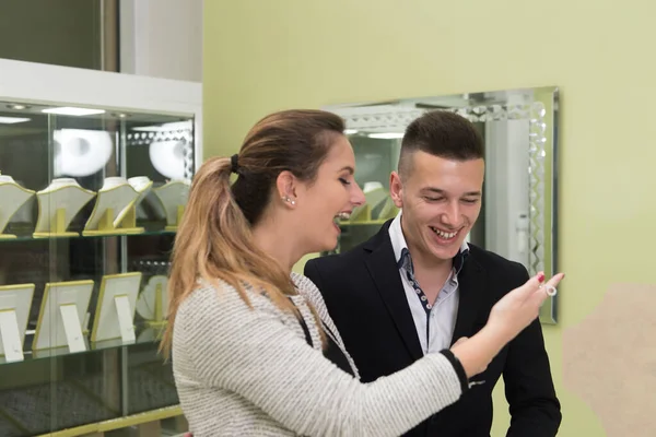 Attractive Young Couple Inspecting Selection Bracelet While Her Loving Boyfriend — Stock Photo, Image