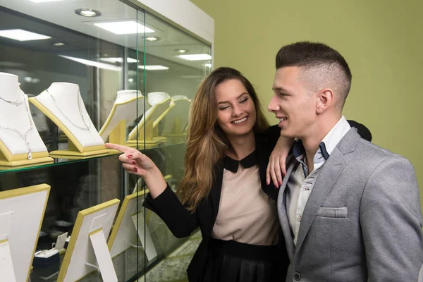 Young Couple Watching Jewel Jewellery Stand Shop Window Indoor — Stock Photo, Image