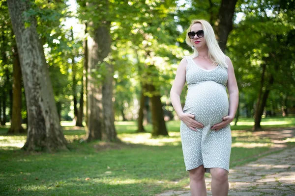 Hermosa Mujer Embarazada Aire Libre Con Placer Esperando Bebé Teniendo — Foto de Stock