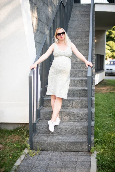 Estómago Mujer Embarazada Vestido Verano Las Escaleras — Foto de Stock