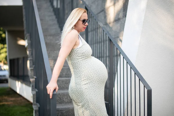 Hermosa Mujer Embarazada Aire Libre Con Placer Esperando Bebé Teniendo — Foto de Stock