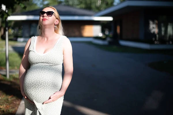 Vacker Gravid Kvinna Utomhus Med Nöje Väntar Barn Och Lycklig — Stockfoto