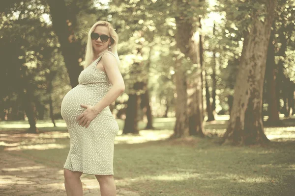 Estómago Mujer Embarazada Vestido Verano Aire Libre — Foto de Stock
