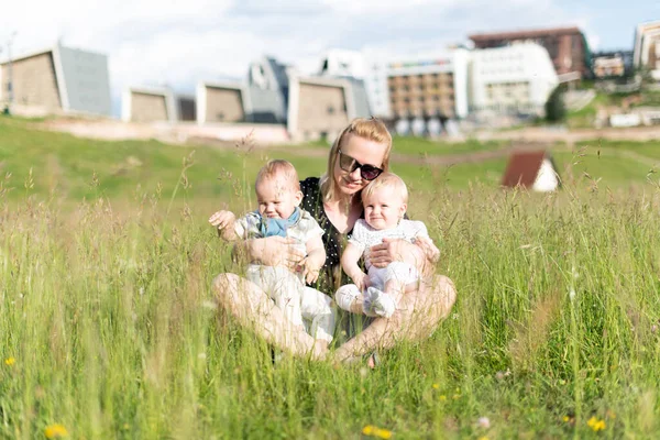 Mother Having Playful Time Twin Son Daughter Nature Park Family — Stock Photo, Image