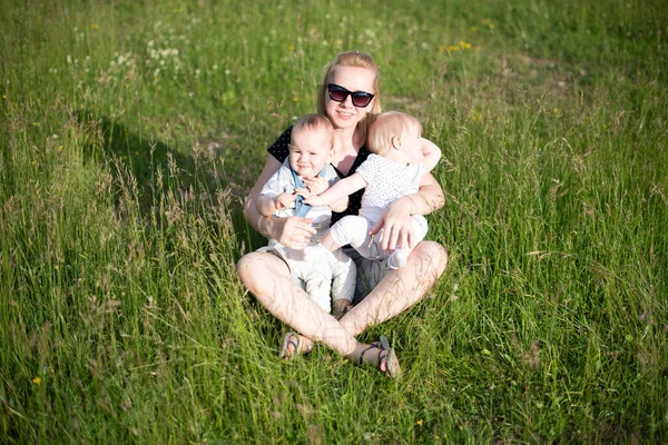 Moeder Het Hebben Van Speelse Tijd Met Een Tweelingzoon Dochter — Stockfoto