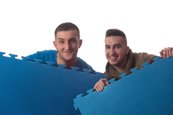 Giovani Uomini Che Tengono Blu Tatami Mat Puzzle Isolato Sfondo — Foto Stock