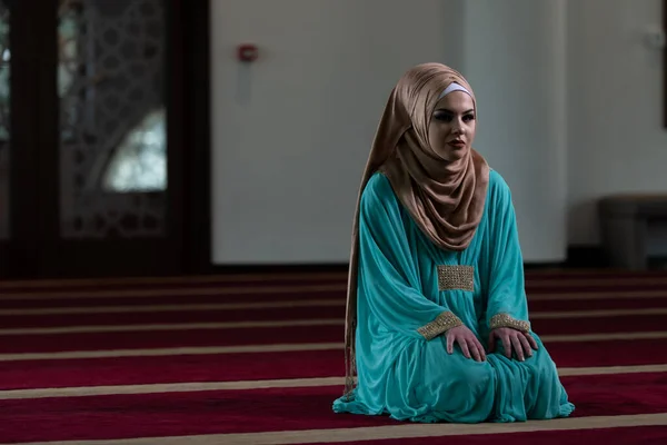 Pokorná Muslimka Modlí Mešitě — Stock fotografie