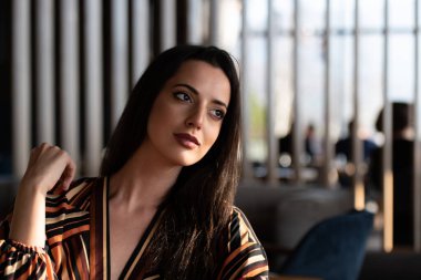 Bir Restoranda Oturan Güzel Genç Kadın