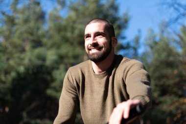 Bisikletçi Şehir Parkı 'nda Bisiklet Yolunda