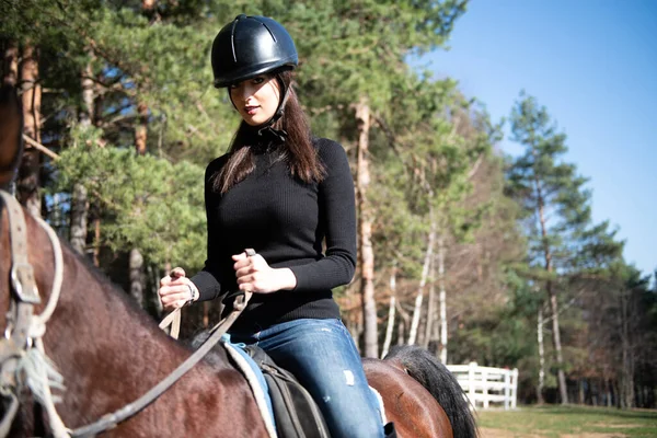 Jonge Vrouw Rider Met Haar Paard Genietend Van Goede Mood — Stockfoto