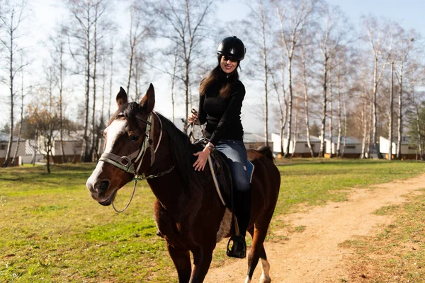 Portret Van Een Zelfverzekerde Vrouwelijke Jockey Met Paard Het Veld — Stockfoto