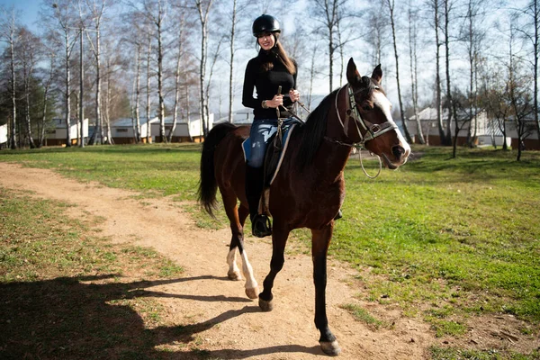 Jonge Vrouw Rider Met Haar Paard Genietend Van Goede Mood — Stockfoto