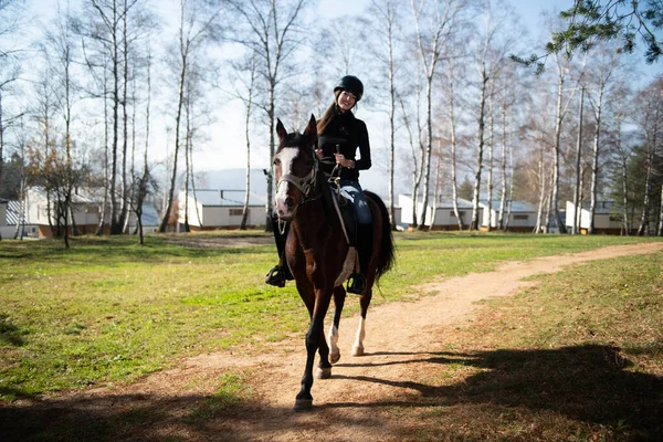 Portret Van Een Zelfverzekerde Vrouwelijke Jockey Met Paard Het Veld — Stockfoto