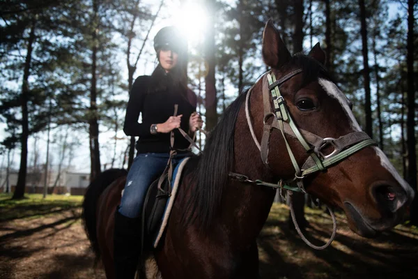 Mladá Žena Jezdec Svým Koněm Těší Dobrou Náladu Večerním Západu — Stock fotografie