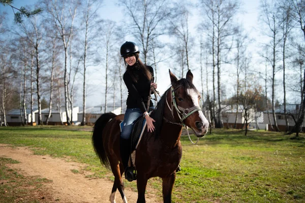 Jonge Vrouw Rider Met Haar Paard Genietend Van Goede Mood — Stockfoto