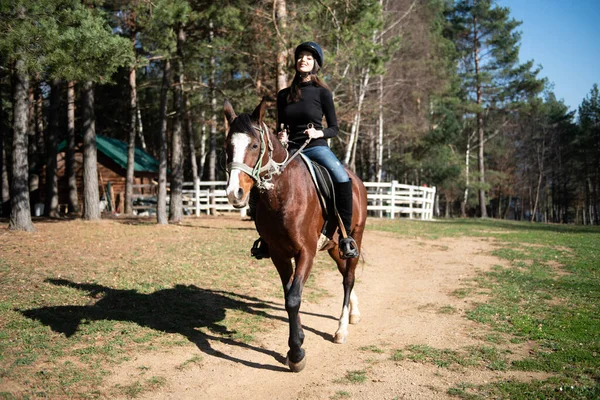 Portret Van Een Zelfverzekerde Vrouwelijke Jockey Met Paard Het Veld — Stockfoto