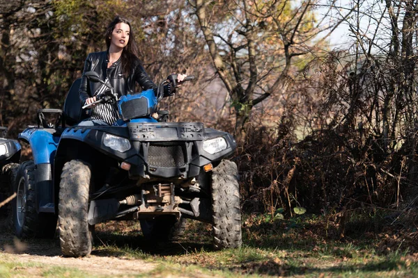 Mujer Atv Quad Bike Carretera Las Montañas —  Fotos de Stock