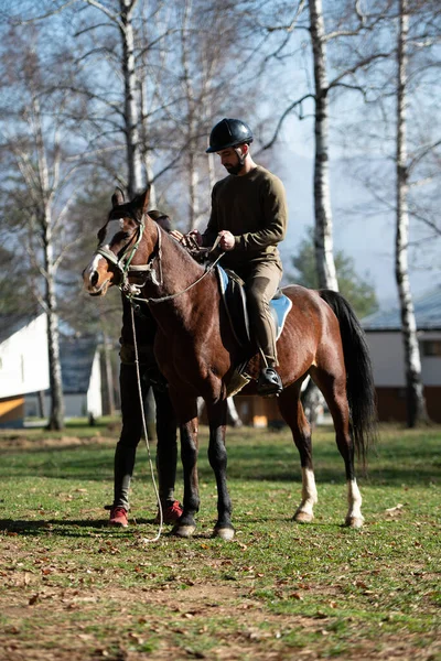 Portret Van Een Zelfverzekerde Mannelijke Jockey Met Paard Het Veld — Stockfoto