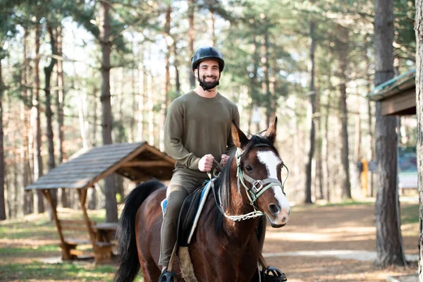 Porträtt Confident Man Jockey Med Häst Står Fältet — Stockfoto