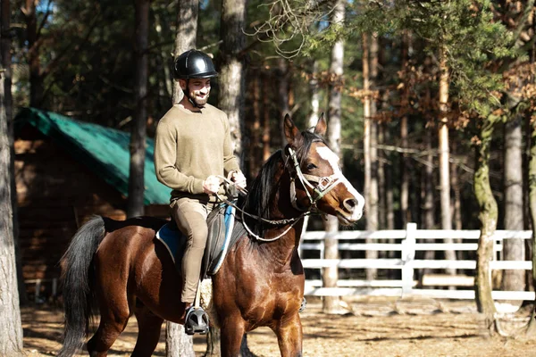 Porträtt Confident Man Jockey Med Häst Står Fältet — Stockfoto