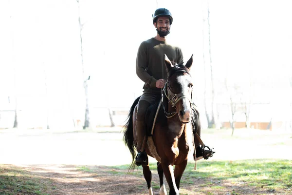 Jongeman Jockey Paardrijden Bruin Paard Wandelen Veld — Stockfoto