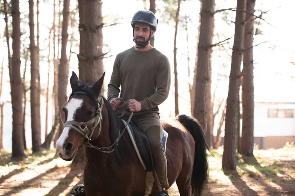 Ung Man Rider Med Hennes Häst Njuter Bra Humör Kvällens — Stockfoto