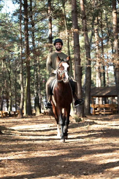 Mladý Muž Jezdec Svým Koněm Těší Dobrou Náladu Večerním Západu — Stock fotografie