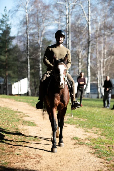 Portret Van Een Zelfverzekerde Mannelijke Jockey Met Paard Het Veld — Stockfoto