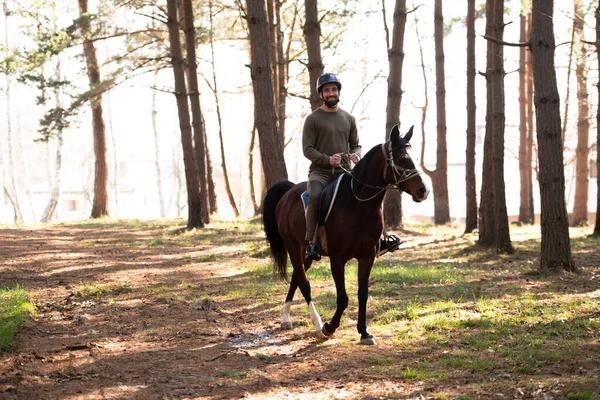 Jongeman Ruiter Met Haar Paard Genietend Van Goede Mood Avond — Stockfoto