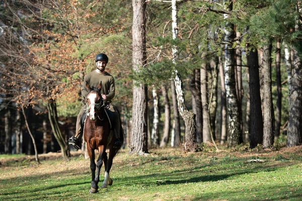 Jongeman Ruiter Met Haar Paard Genietend Van Goede Mood Avond — Stockfoto