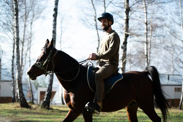 Retrato Jockey Masculino Seguro Con Caballo Parado Campo —  Fotos de Stock