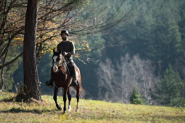 Jongeman Ruiter Met Haar Paard Genietend Van Goede Mood Avond — Stockfoto