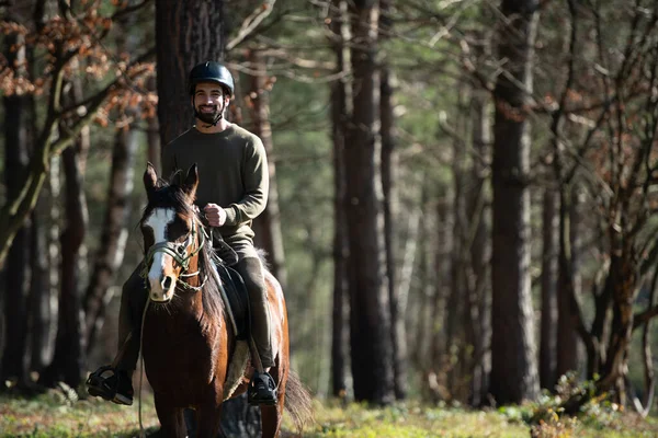 馬がフィールドに立っている自信の男性ジョッキーの肖像 — ストック写真