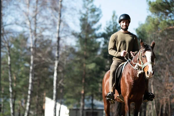 Ung Man Rider Med Hennes Häst Njuter Bra Humör Kvällens — Stockfoto