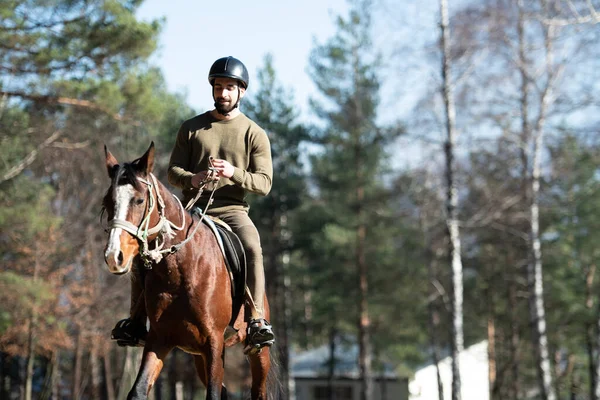 Ung Man Rider Med Hennes Häst Njuter Bra Humör Kvällens — Stockfoto