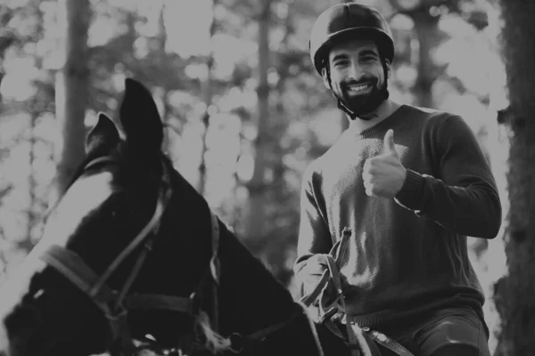 Porträt Eines Selbstbewussten Männlichen Jockeys Mit Pferd Das Auf Dem — Stockfoto