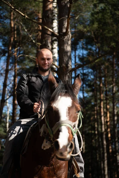 Joven Jinete Con Caballo Disfrutando Buen Humor Luz Del Atardecer — Foto de Stock