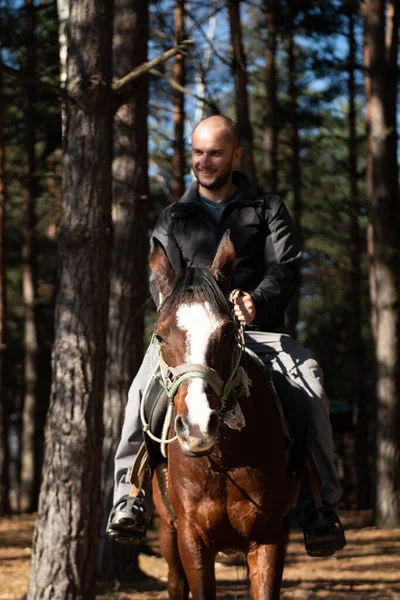 Ung Man Rider Med Hennes Häst Njuter Bra Humör Kvällens — Stockfoto