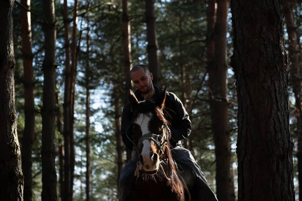 Mladý Muž Jezdec Svým Koněm Těší Dobrou Náladu Večerním Západu — Stock fotografie